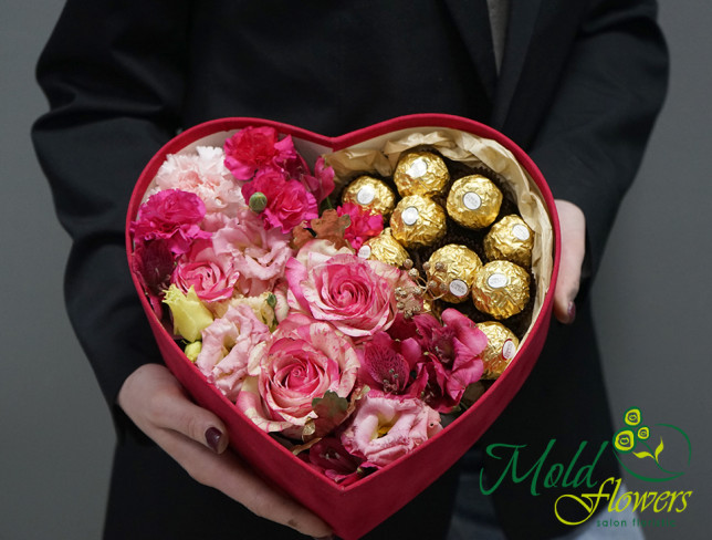 Бордовое бархатное сердце с цветами и конфетами Ferrero Rocher Фото